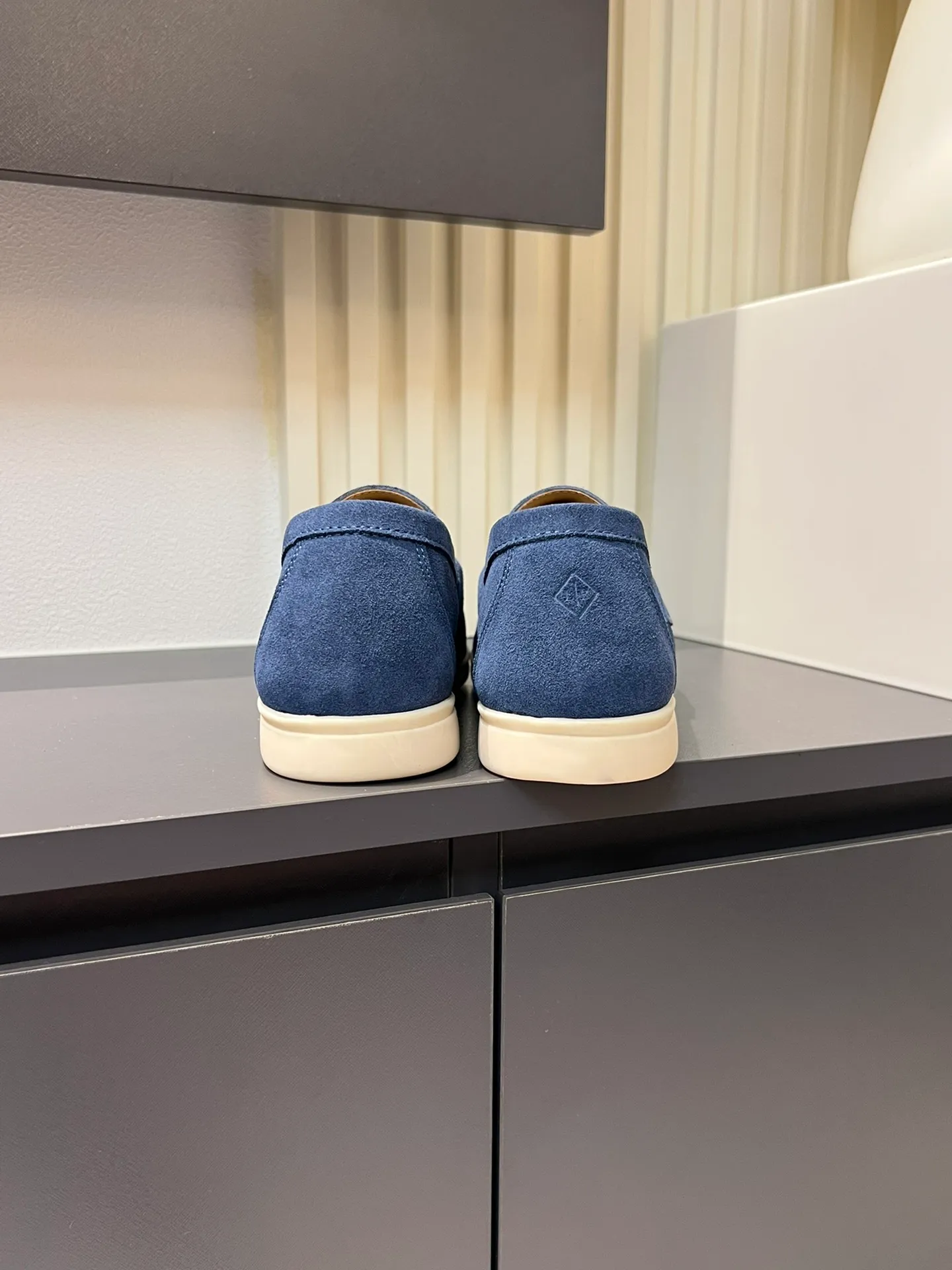 Men's shoes 💰p360 "Loro men's shoes 💰pian'*" Classic L men's shoes for couples 💰p Top version British flat loafers, a must-have item in old money style, the minimalist design is eye-catching and durable, a plus point for dressing The soft foot feel and texture are outstanding. They don’t scratch your feet and are very nice. They are matched with soft and waxy soles. They can be worn daily for a long time without getting tired. They are easy to wear, versatile and classic items, with perfect foot feel and texture! Imported cashmere fabric, the lining is made of imported A-grade water-dyed cow lining, the top version of the genuine leather midsole is sewn with pure handmade mark thread! Size: Female 35-40 (34. Customized) Male 38-44 (45.46. Customized)